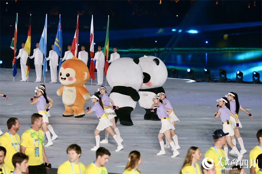運動員伴隨著表演入場。人民網記者 朱虹攝