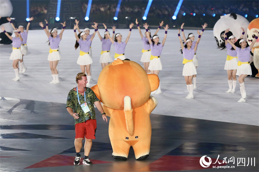 體育代表團成員化身“氣氛組”。人民網記者 朱虹攝