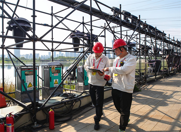8月7日，第十二屆世界運動會開幕式在成都天府國際會議中心舉行，國家電網四川電力（成都錦江）連心橋共產黨員服務隊副隊長劉虎（右一）對場館用電設備進行巡視檢查。