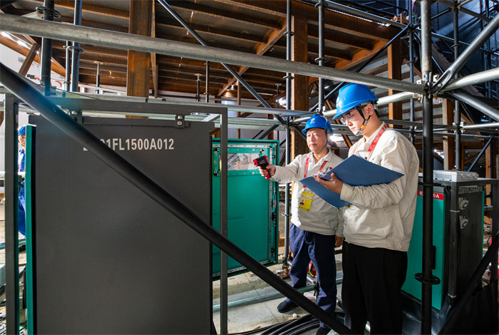 8月7日，第十二屆世界運動會開幕式在成都天府國際會議中心舉行，國家電網四川電力成都高新連心橋黨員服務隊隊員吳謹軼（右一）堅守在現場，守護直播供電線路。