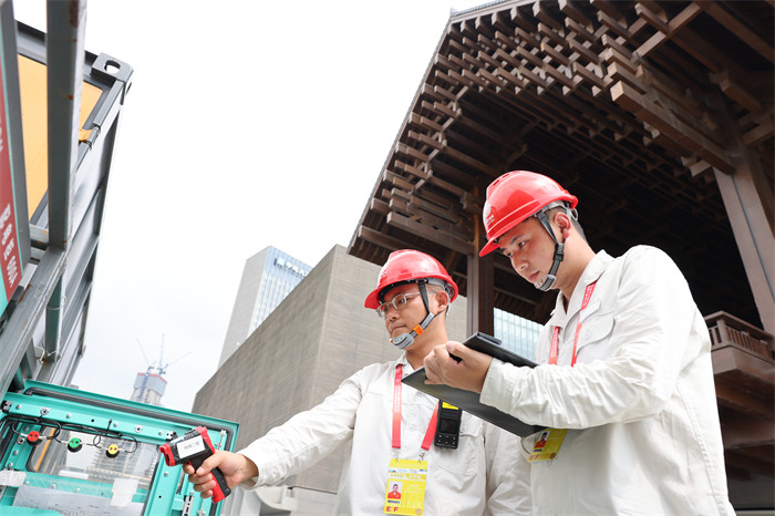 國家電網四川電力成都高新連心橋黨員服務隊隊長吳昊（右一）對開幕式戶外電力設備進行巡視檢查。
