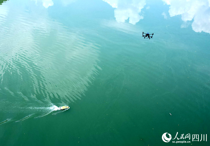 無人機、船協同“作戰”。人民網記者 王波攝