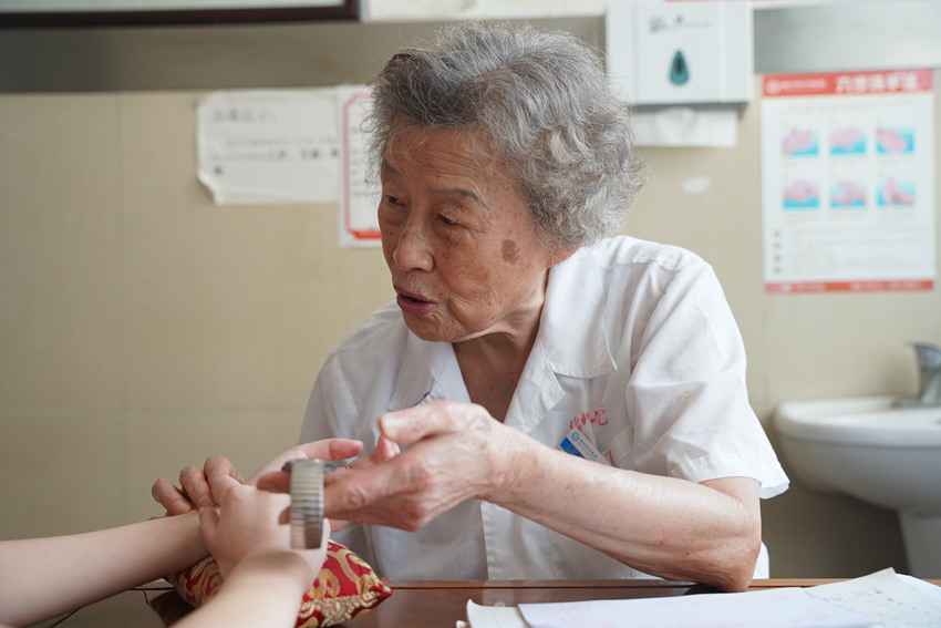 李恒明為病人把脈。屈超英攝