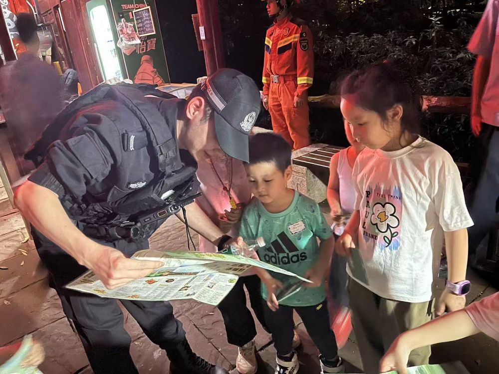 眉山生態警員向小朋友介紹螢火蟲種類分布和觀螢綠道。四川公安供圖