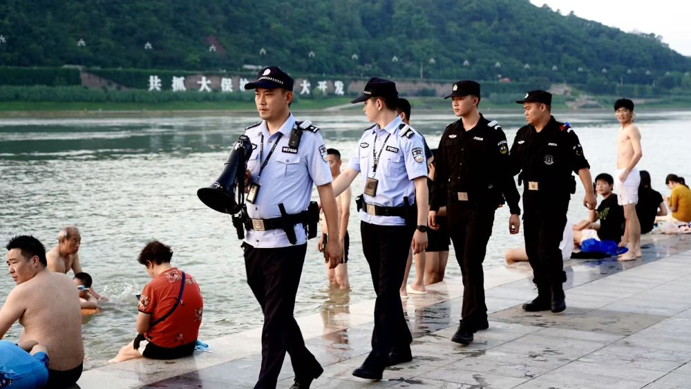 宜賓長江零公里生態警務室民警開展宣傳巡護工作。四川公安供圖