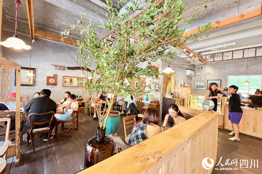 熱鬧的“當歸”咖啡館。人民網記者 朱虹攝