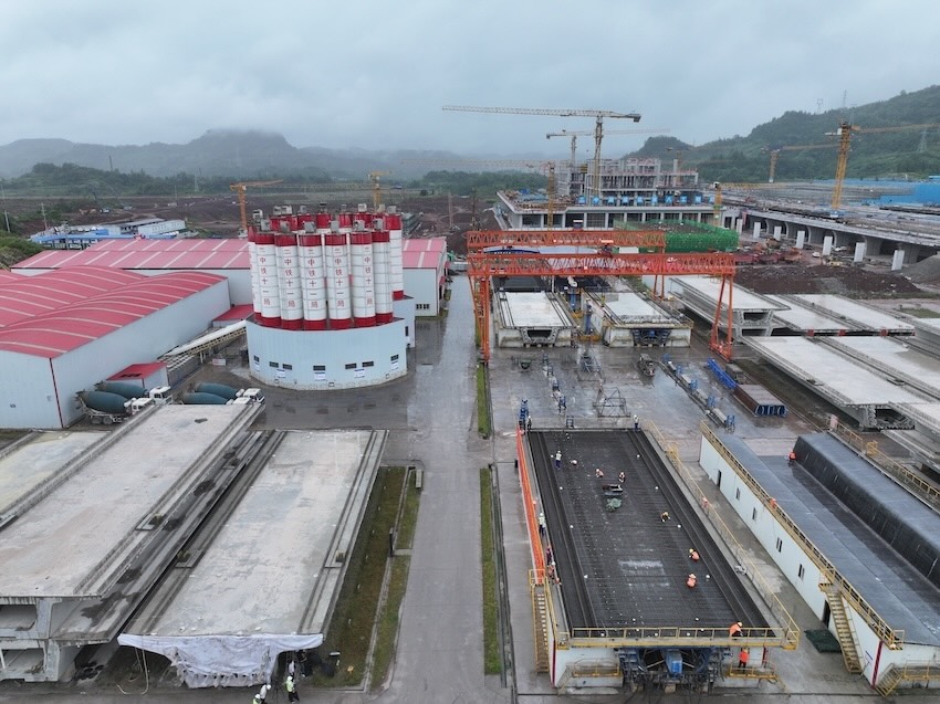 制梁現場。成達萬高鐵公司供圖