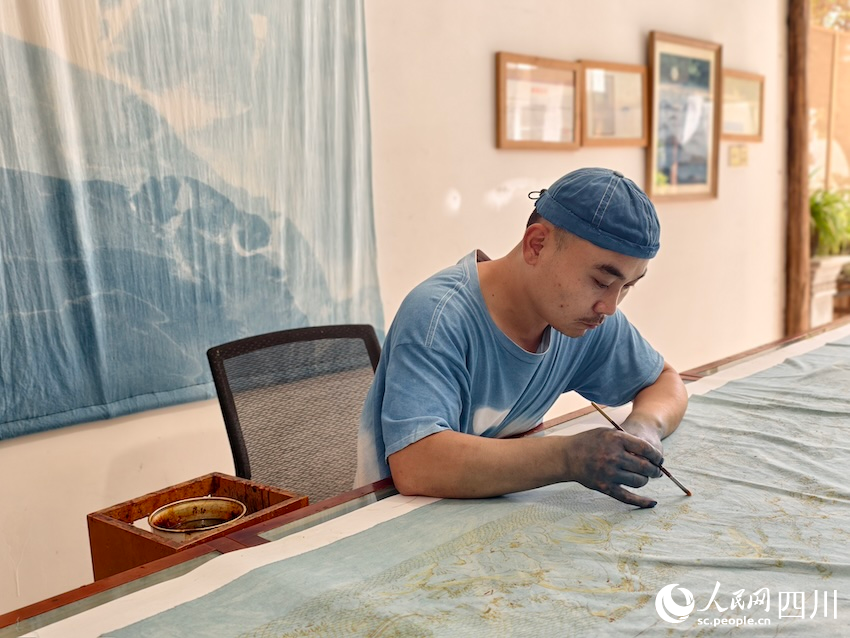 謝寶高正在進行蠟染藝術創作。人民網記者 郭瑩攝