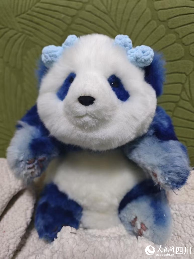 蠟染工坊和文創企業聯名推出的熊貓玩偶文創產品。人民網記者 郭瑩攝