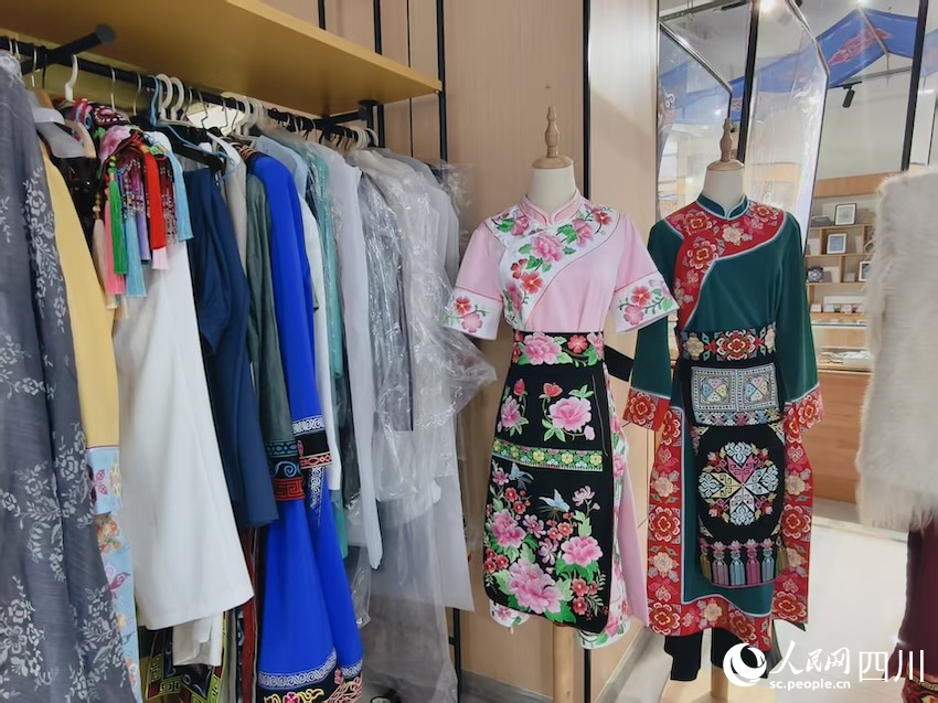 經過楊紅莉改良后的羌族服飾。人民網記者 郭瑩攝