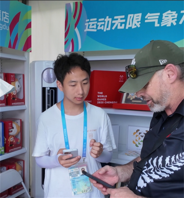 新西蘭游客絲滑購買世運禮物。 四川天府新區融媒體中心供圖