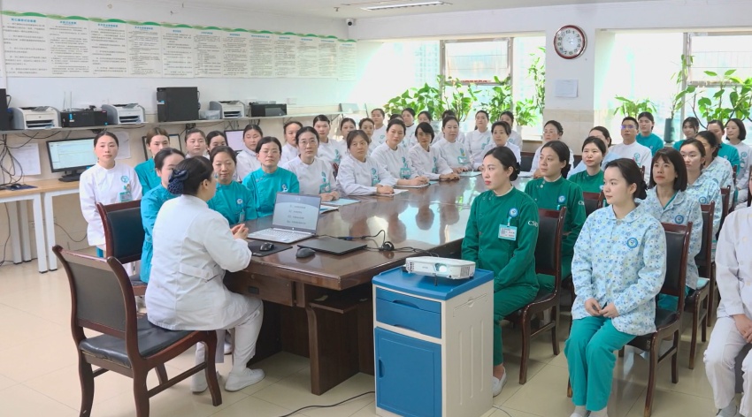 醫護人員開展培訓。巴中市中心醫院供圖