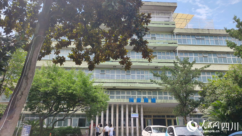 巴中市中心醫院病房樓。實習生 唐藝娟攝