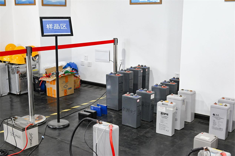 法拉第電子開發的蓄電池組放電測試儀、蓄電池樣品區。鄭棟梁供圖