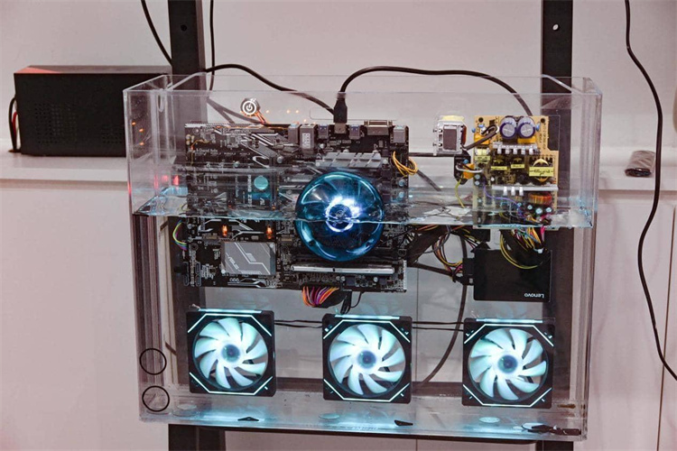 泡在水中的電腦主機。鄭棟梁供圖