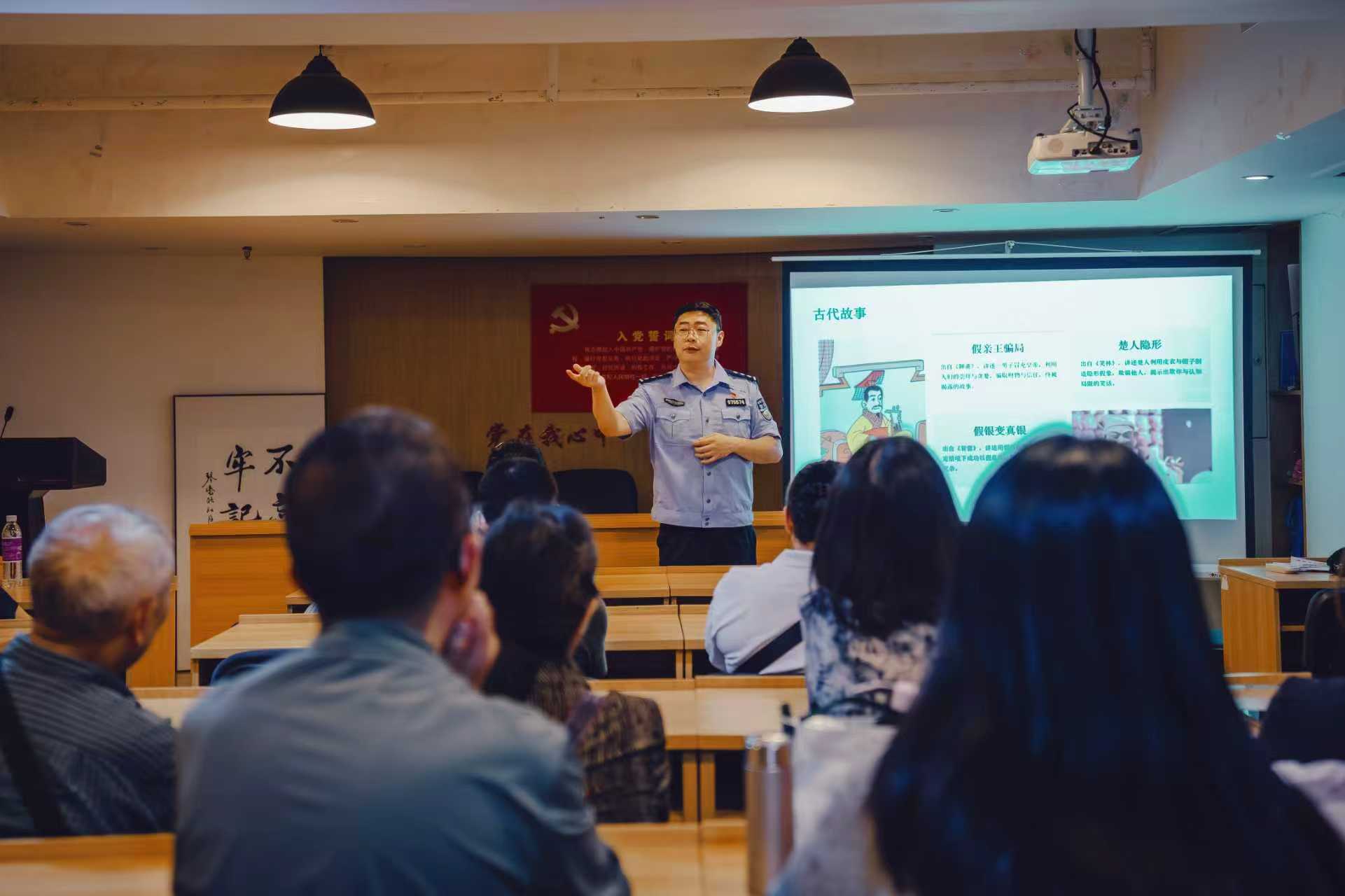 “警官夜?！遍_講。成都市公安局青羊區分局草堂派出所供圖