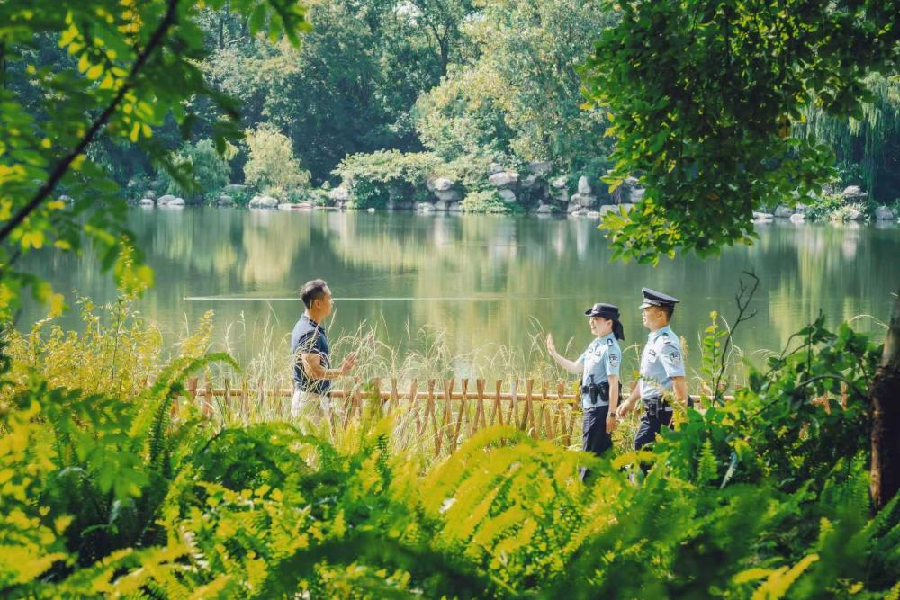 在浣花溪公園巡邏的民警。成都市公安局青羊區分局草堂派出所供圖
