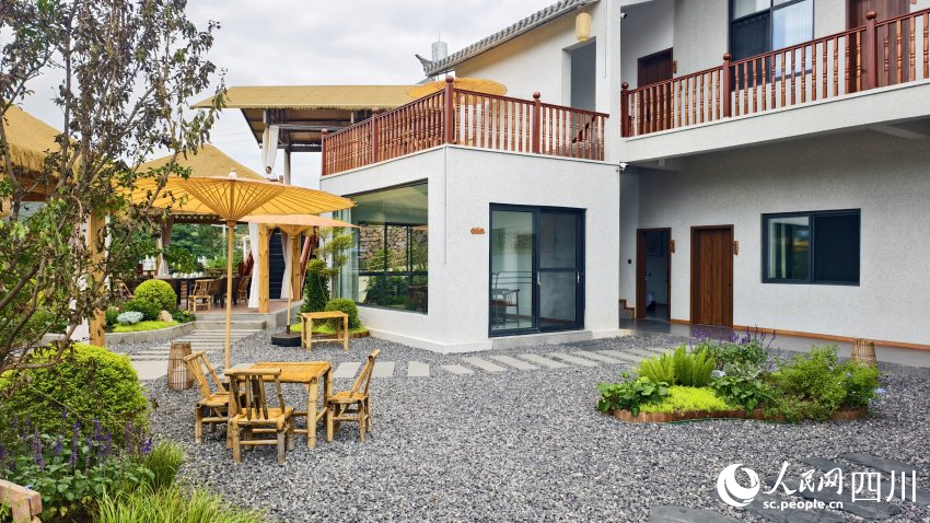 富有特色的川滇小園民宿。人民網 趙祖樂攝