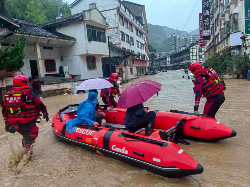 消防救援人員利用橡皮艇轉移被困群眾。廣元市消防救援支隊供圖
