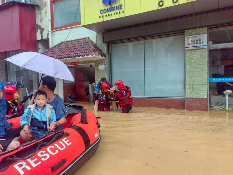 消防救援人員利用橡皮艇轉移被困群眾。廣元市消防救援支隊供圖