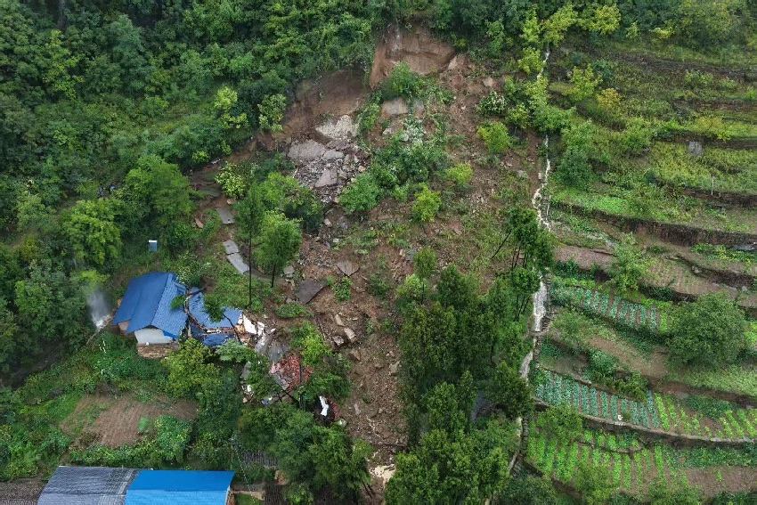云峰村五社手板巖山體滑坡現場。王玉林攝