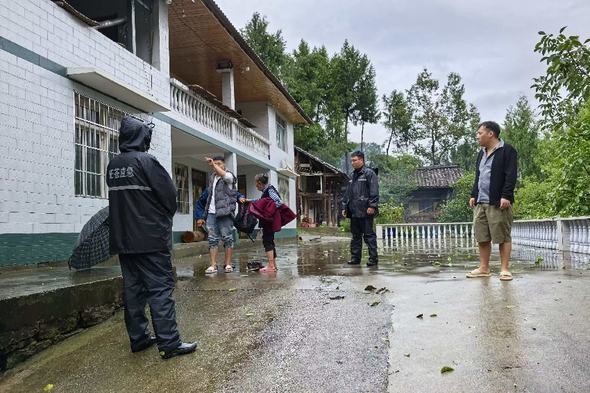 組織村民撤離。王玉林攝