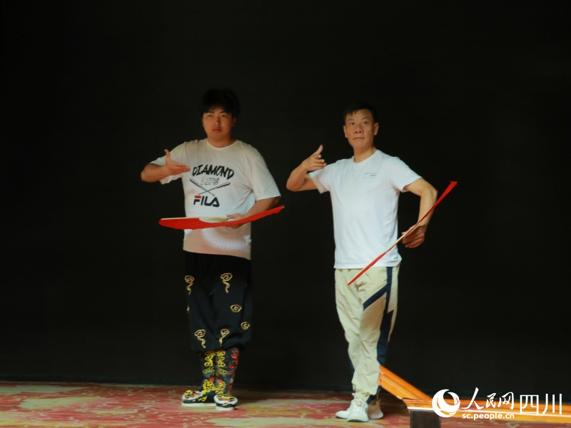 侯忞幟在茶館隨江師傅練習走臺步。實習生王孜萱攝