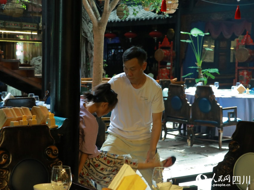 川劇學徒鍛煉柔韌度。實習生王孜萱攝