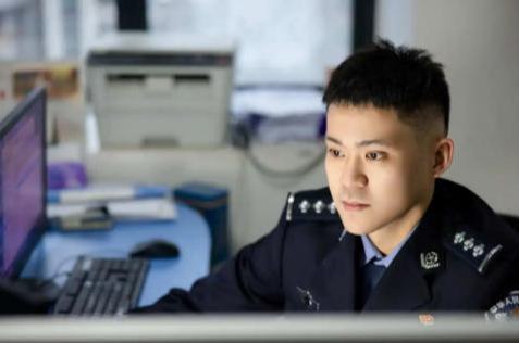 從“橄欖綠”到“藏青藍”：他用一生守護平安的詩行