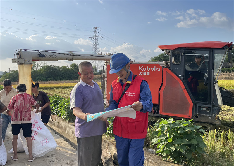 9月9日，國網成都供電公司保電人員走進金堂縣福興鎮三合碑7組秋收現場，向農戶普及安全用電知識，針對稻谷烘干點用電線路進行拉網式巡視檢查，確保秋收期間電力安全穩定供應。雷俊攝