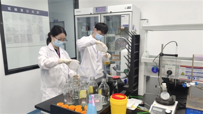 佩德生物工作人員正在做實驗