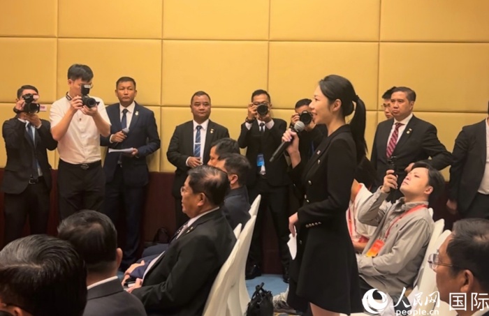 人民網記者趙瞳在新聞發布會現場提問。人民網記者 李根攝