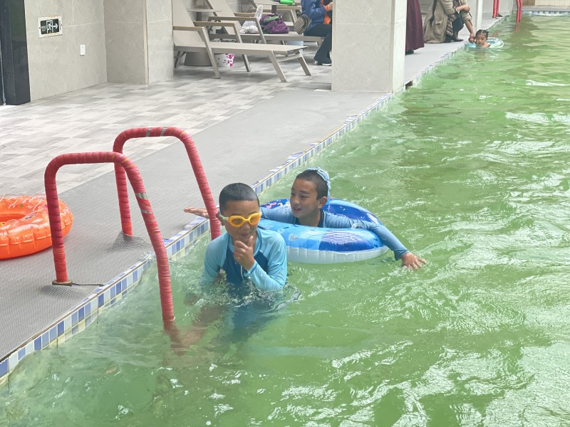 孩子們在溫泉公共游泳池游泳。道孚縣委宣傳部供圖