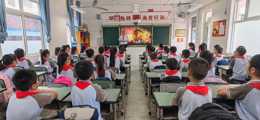 黃繼光侄子黃擁軍為孩子們講述思政課《歸來》。中江縣委宣傳部供圖