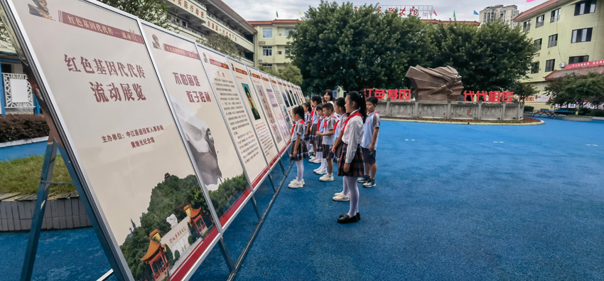 同學們觀看紅色文化展覽。中江縣委宣傳部供圖