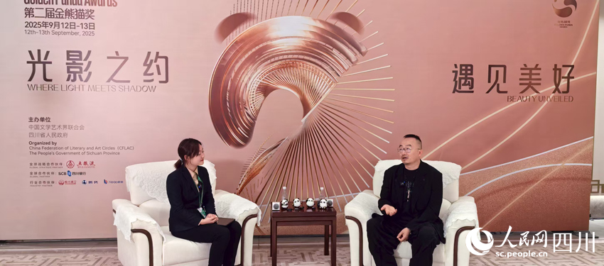 《三體》導演楊磊（右）接受媒體采訪。人民網記者 劉海天攝