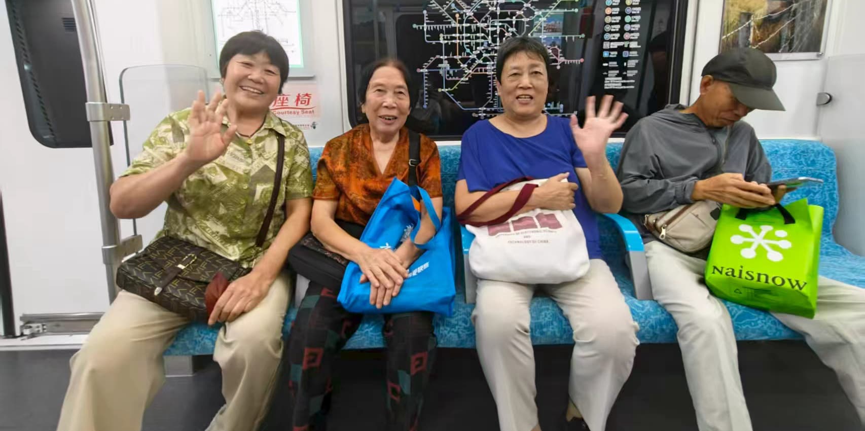 體驗新線路的熱心市民。成都軌道集團供圖