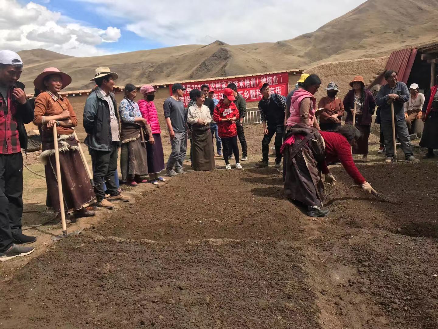 技術培訓。成都市高新區（簡陽市）對口支援工作隊、德格縣溫拖鎮康郎村駐村工作隊供圖