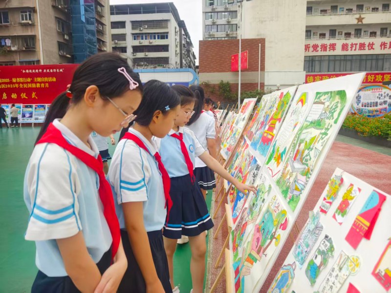 新鹽市街小學學生參觀“綠書簽”繪畫展覽。歐歡攝