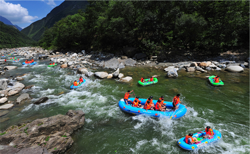 游客在唐家河漂流。青川縣融媒體中心供圖