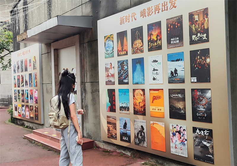 市民觀看峨眉電影制片廠的發展歷程。峨影集團供圖