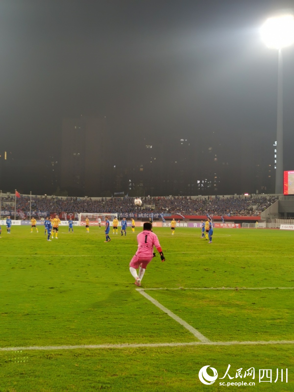 遂寧隊門將開大腳。人民網 羅昱攝