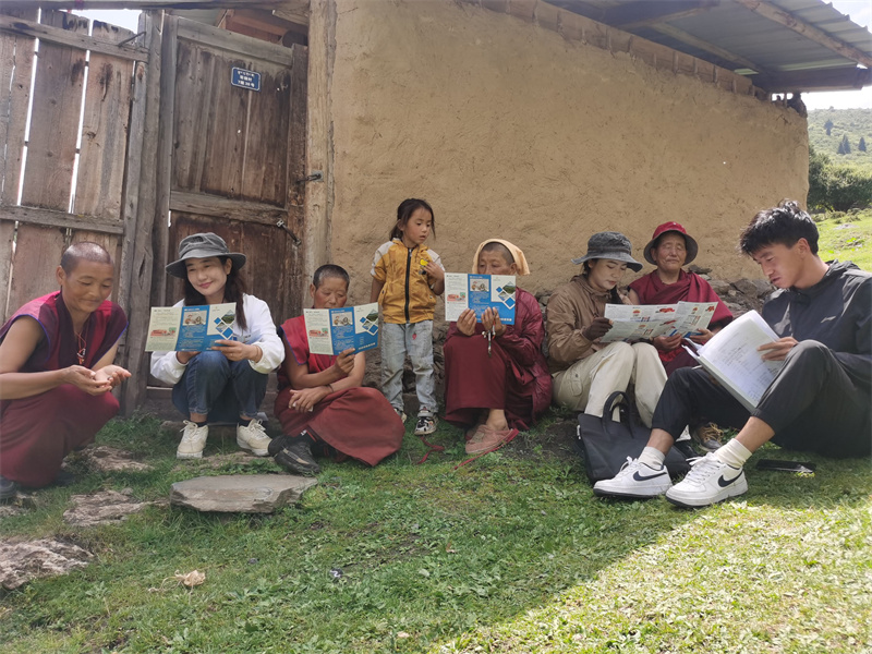 若爾蓋縣民政局進村宣傳“石榴子”工程相關政策。阿壩州民政局供圖