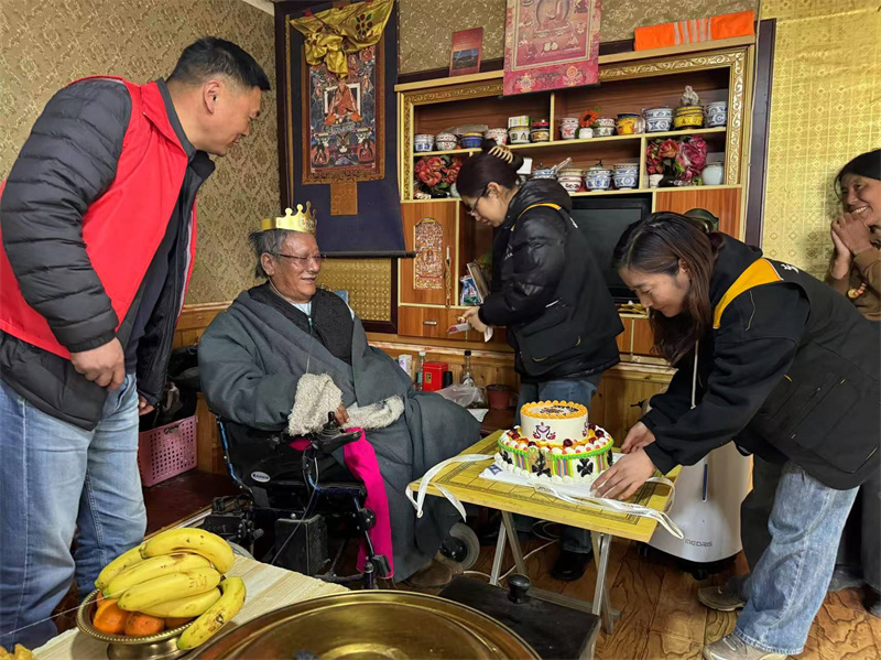 社工為老年人慶祝生日。阿壩州民政局供圖