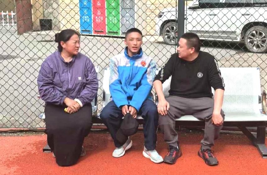 援新教師和家長、學生交流學習情況。受訪者供圖