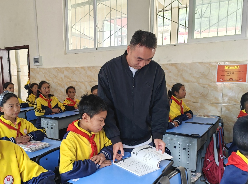 援新教師為學生們輔導學習。受訪者供圖