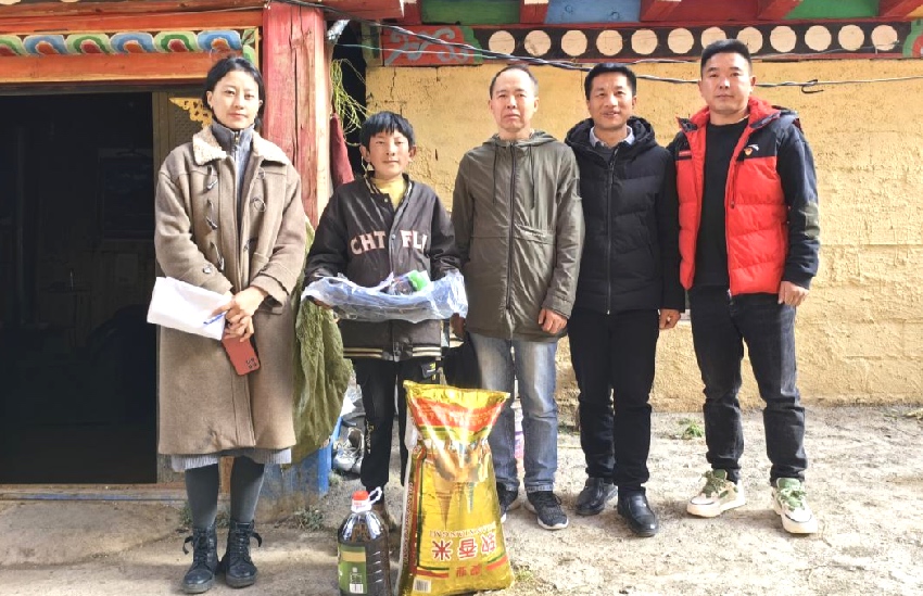 援新教師走訪慰問學生。受訪者供圖