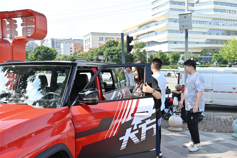 市民挑選新車。鄭棟梁供圖