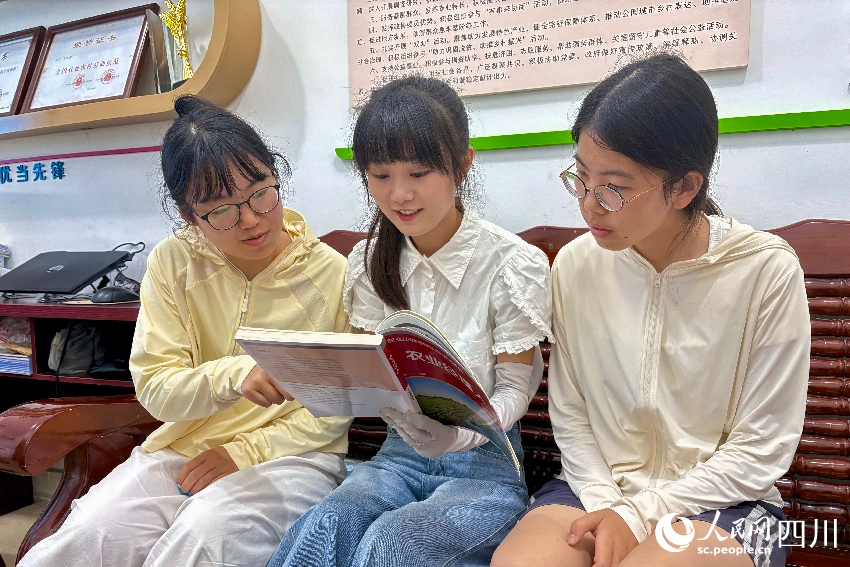 王伶俐（中）與來合作社的大學實習生一起交流職業經理人的工作。人民網記者 朱虹攝