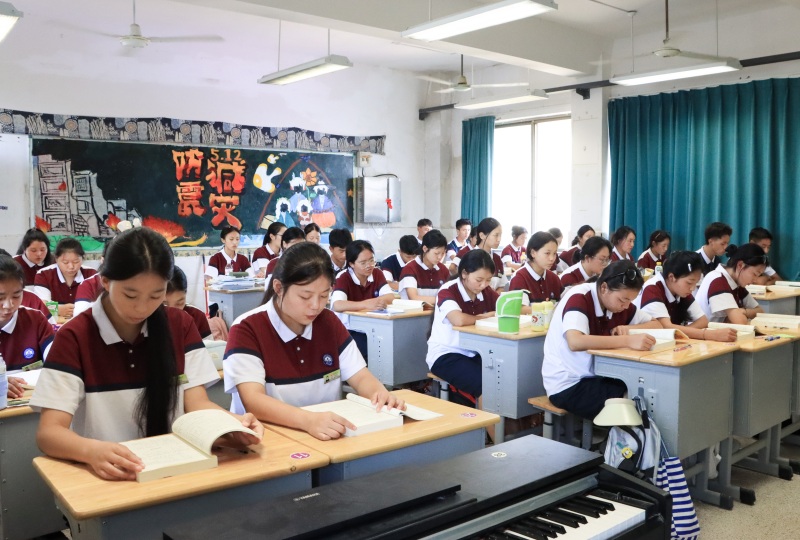 浙甘班幼兒保育專業的聲樂課。婺城區援派道孚縣工作分隊供圖